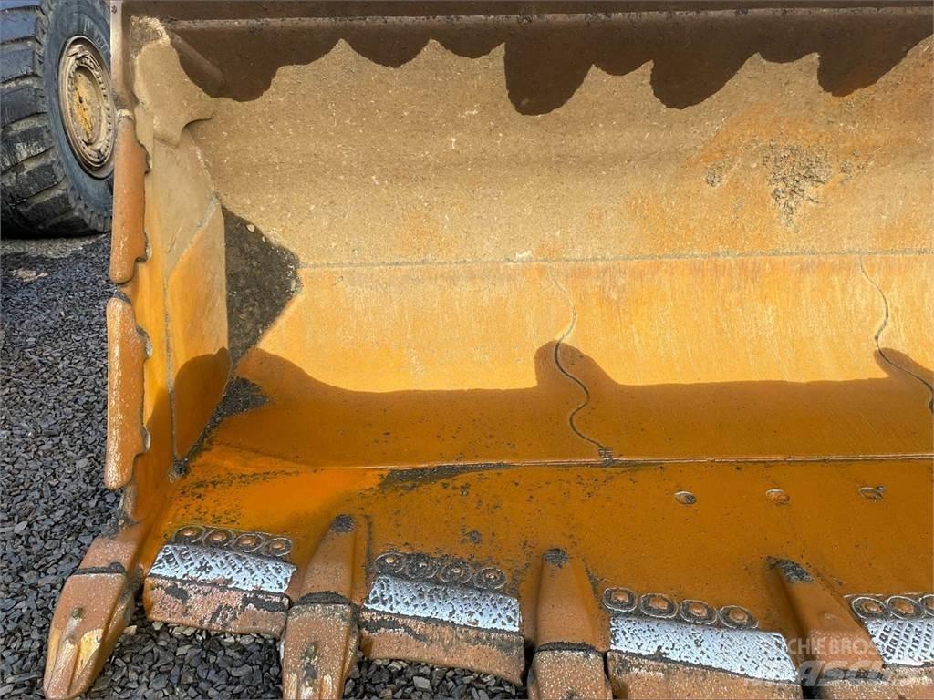 CAT 990 Колесни товарачи