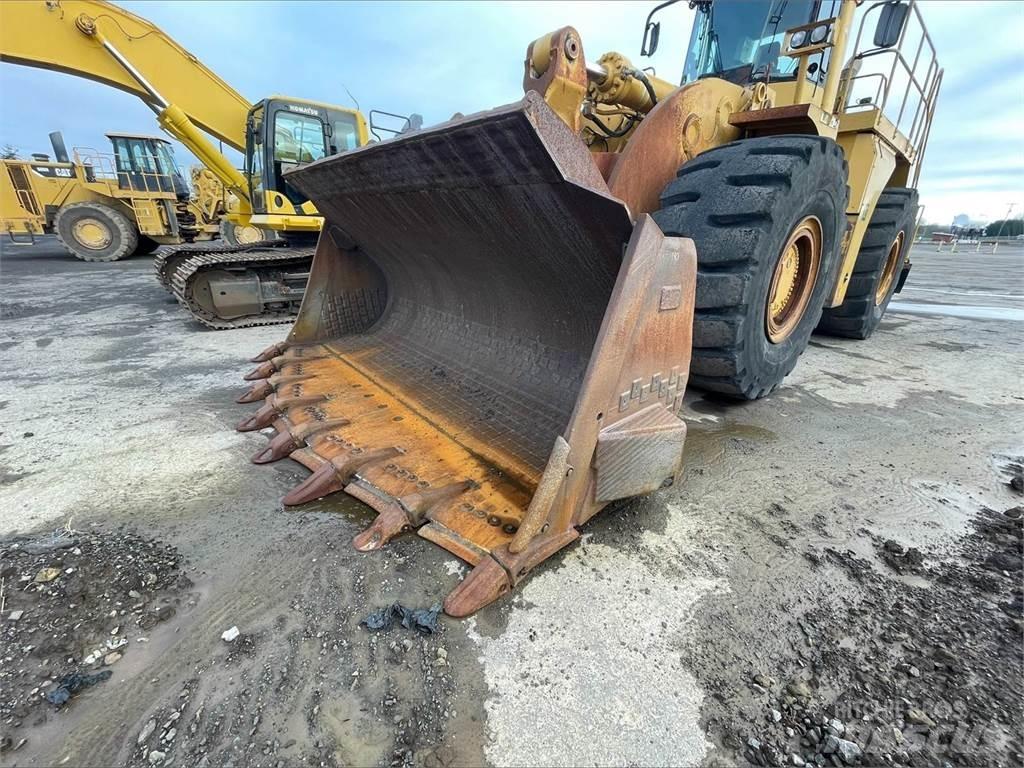 CAT 990 Колесни товарачи
