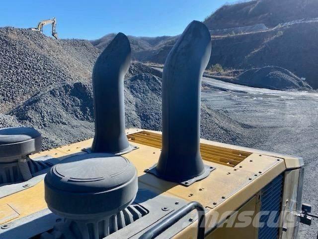 CAT 990K Колесни товарачи