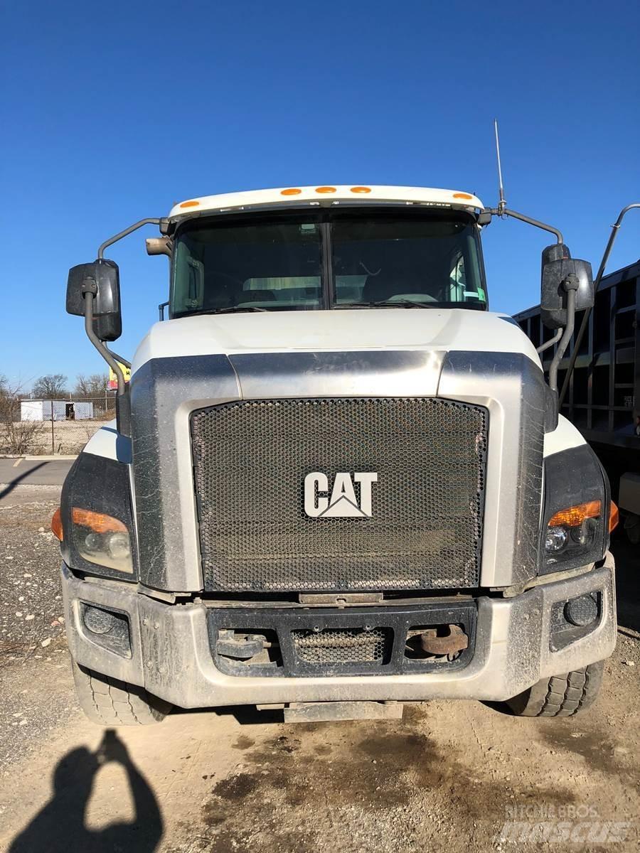 CAT CT660 Самосвал