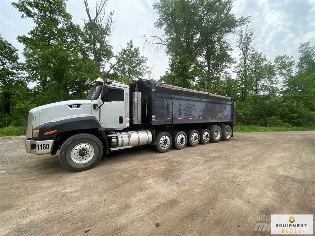 CAT CT660 Самосвал