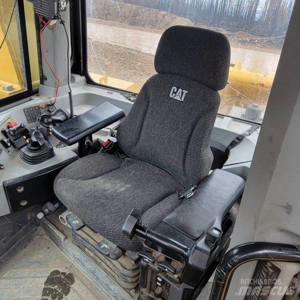 CAT D10T Верижни булдозери
