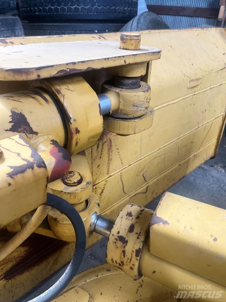 CAT D4C Верижни булдозери
