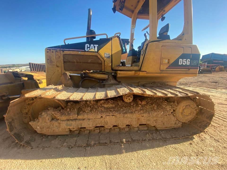 CAT D5G Верижни булдозери
