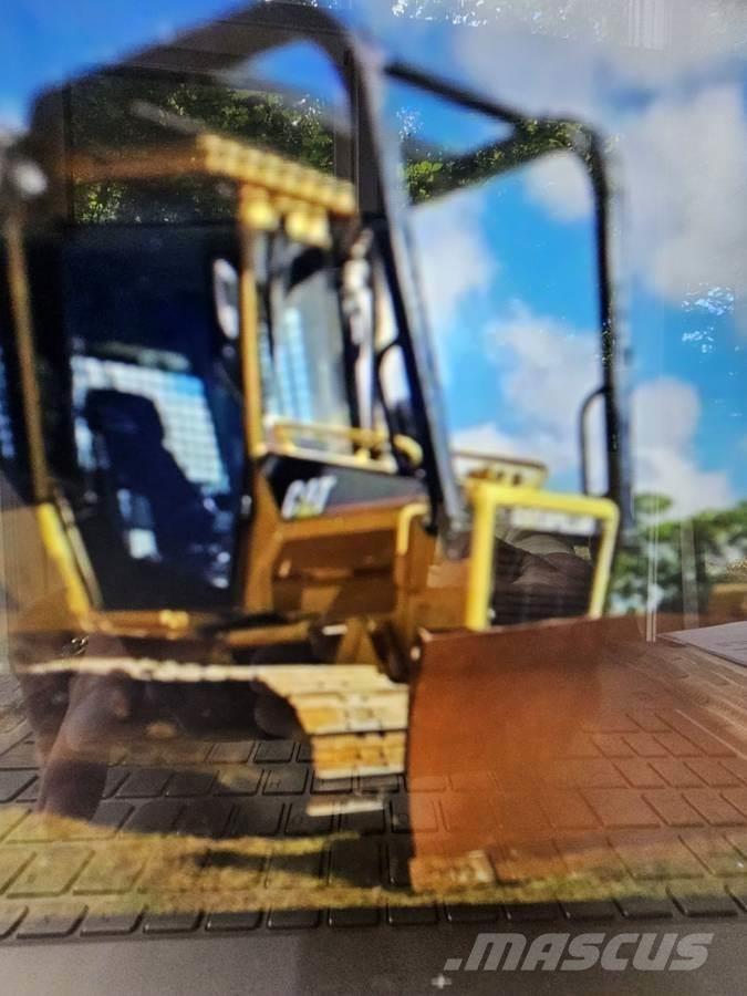 CAT D5G XL Верижни булдозери
