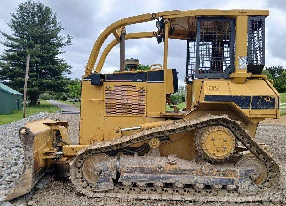 CAT D5M Верижни булдозери

