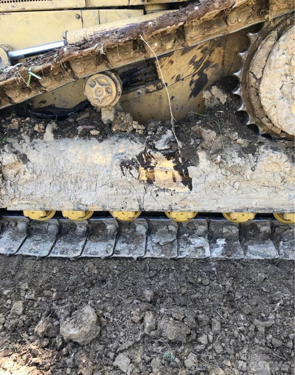 CAT D5M Верижни булдозери
