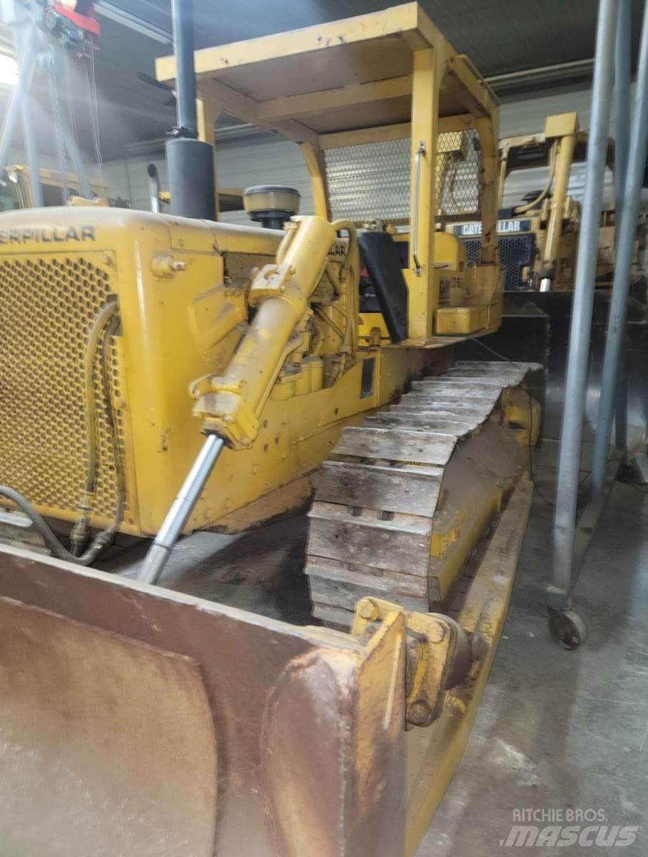 CAT D6B Верижни булдозери
