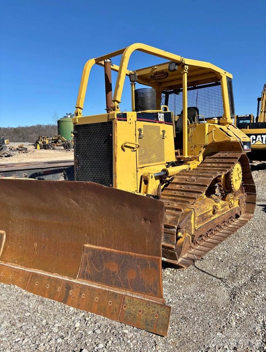 CAT D6M XL Верижни булдозери
