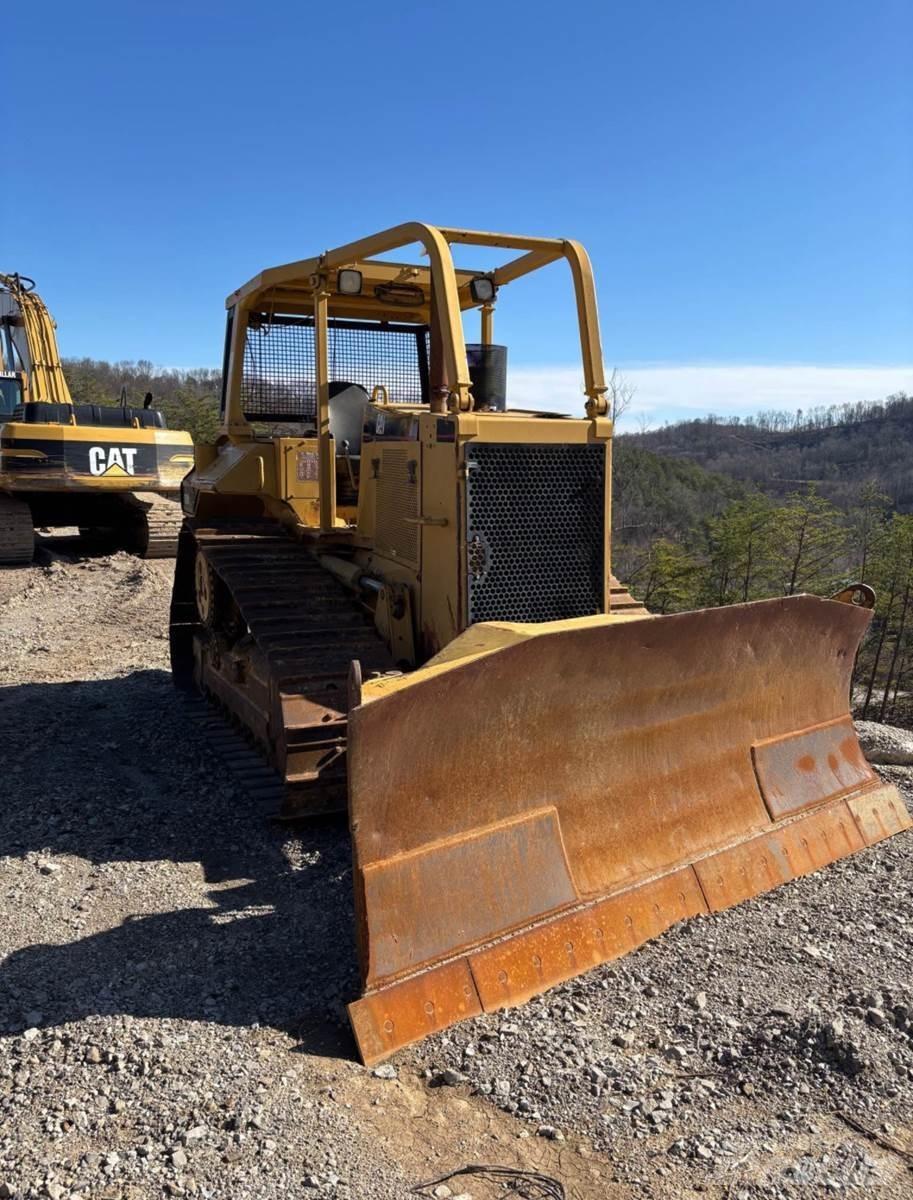 CAT D6M XL Верижни булдозери
