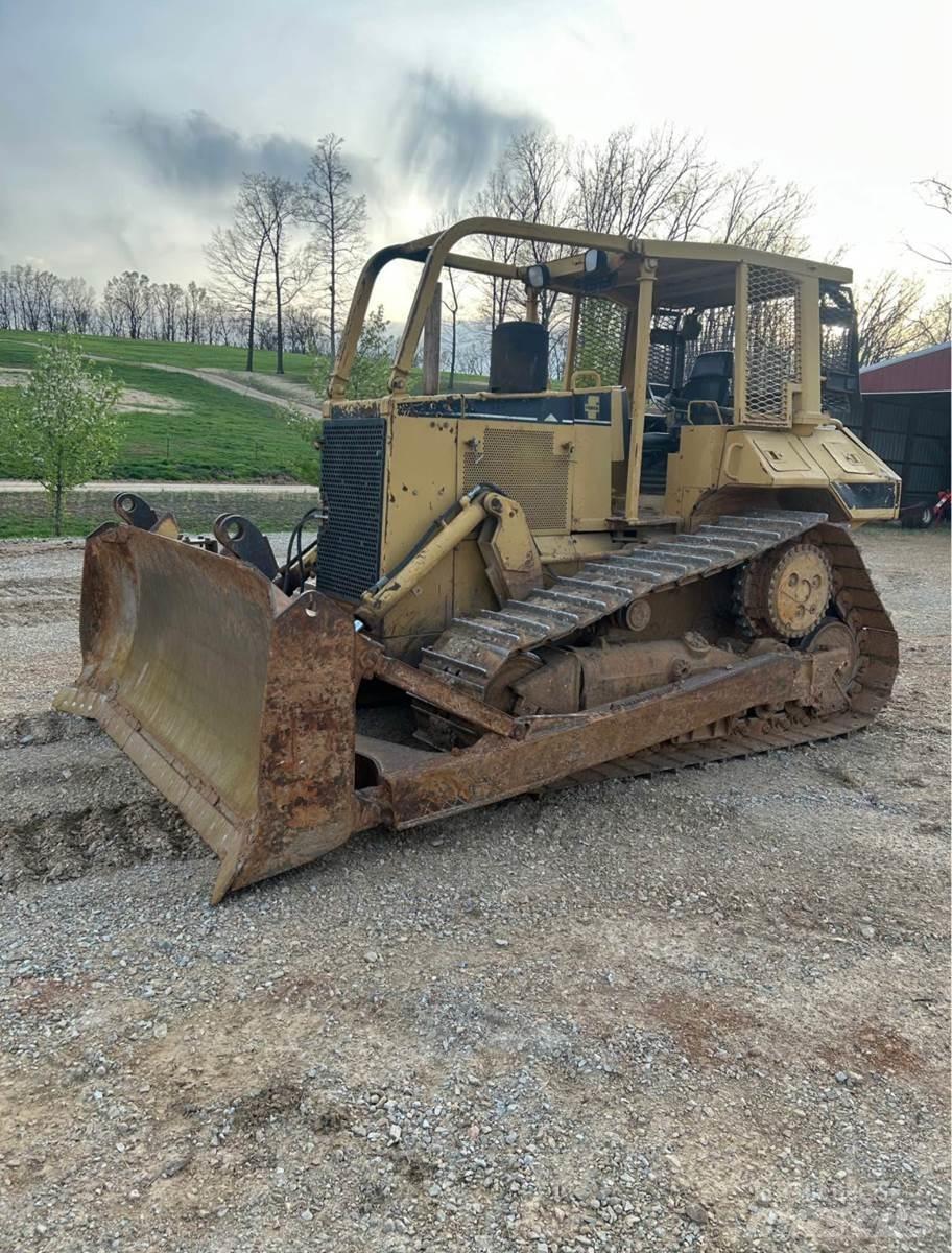 CAT D6M XL Верижни булдозери
