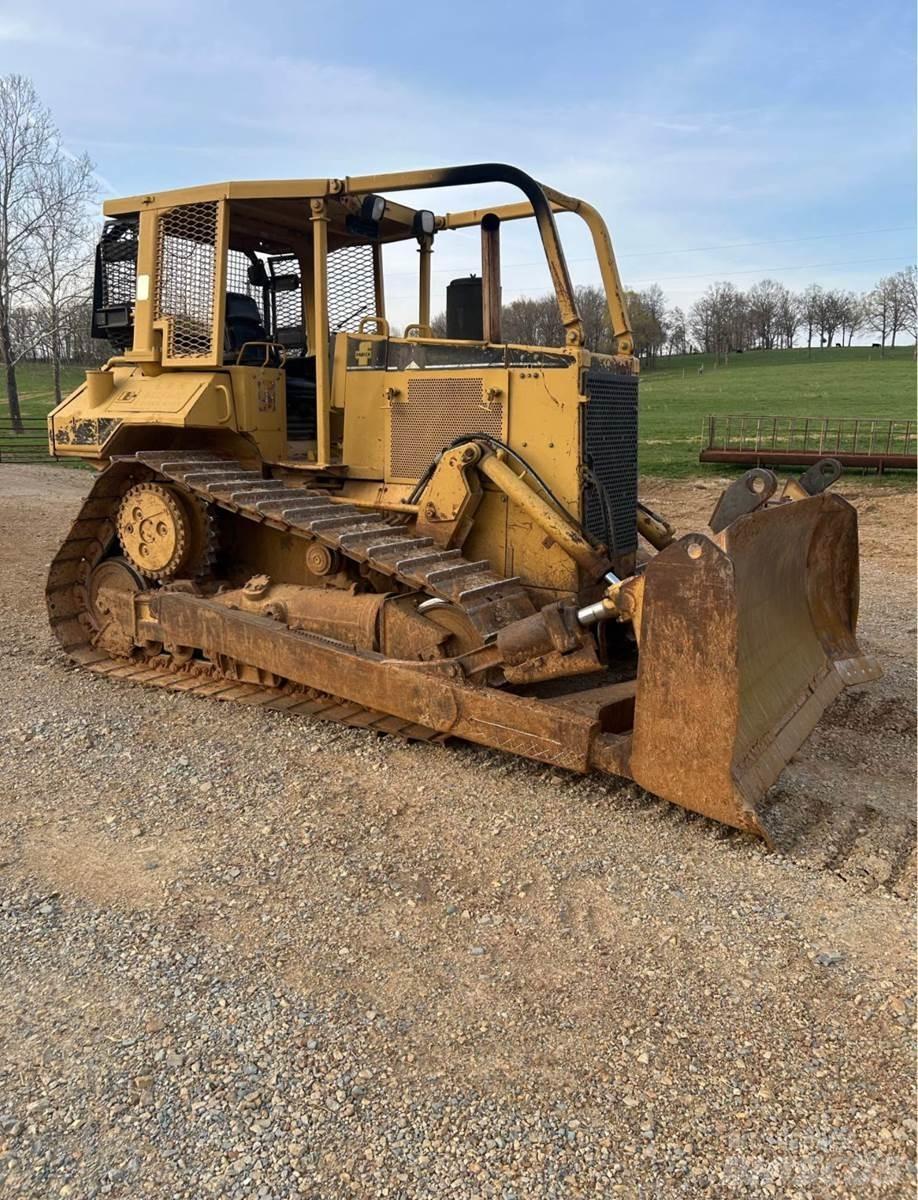 CAT D6M XL Верижни булдозери
