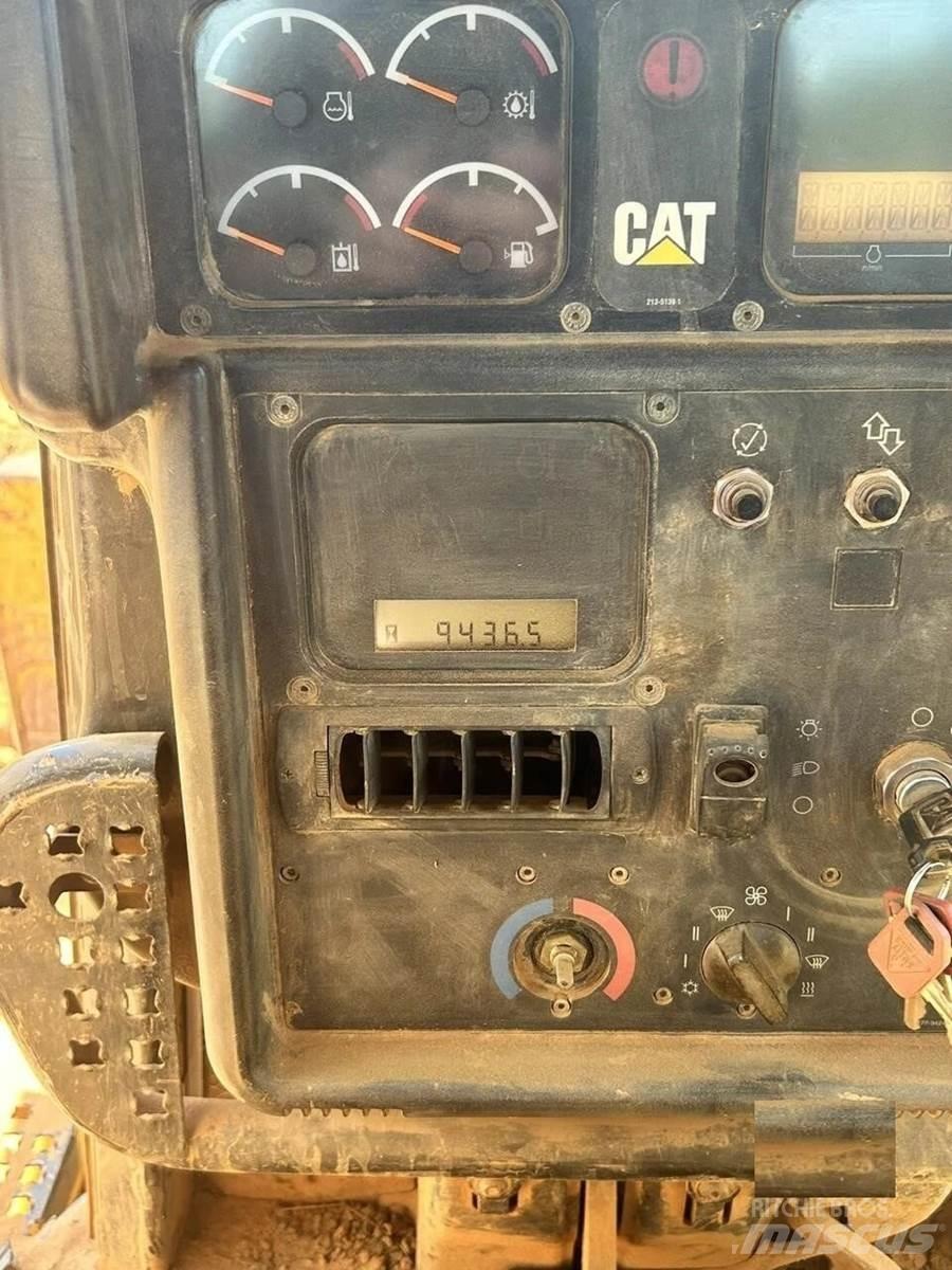 CAT D6N XL Верижни булдозери
