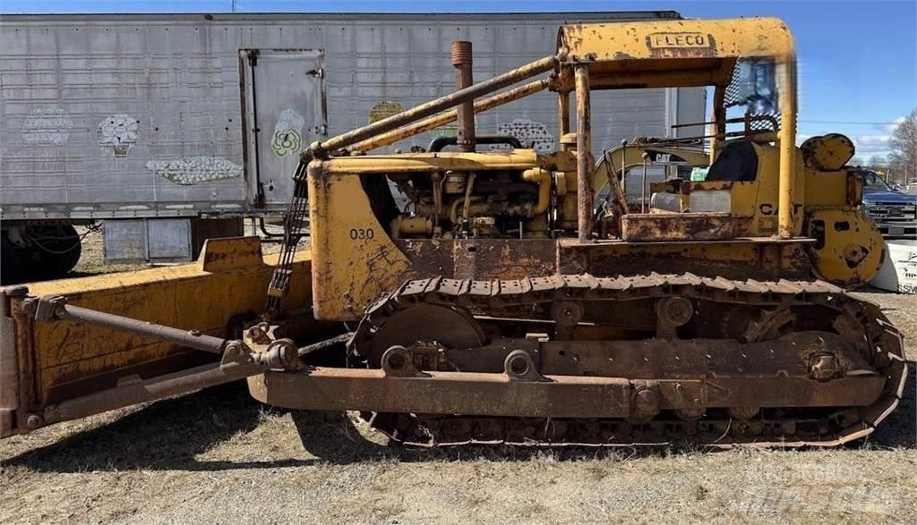 CAT D7 Верижни булдозери
