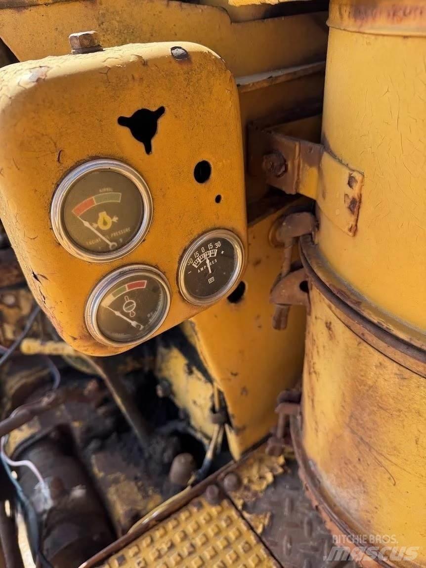 CAT D7 Верижни булдозери
