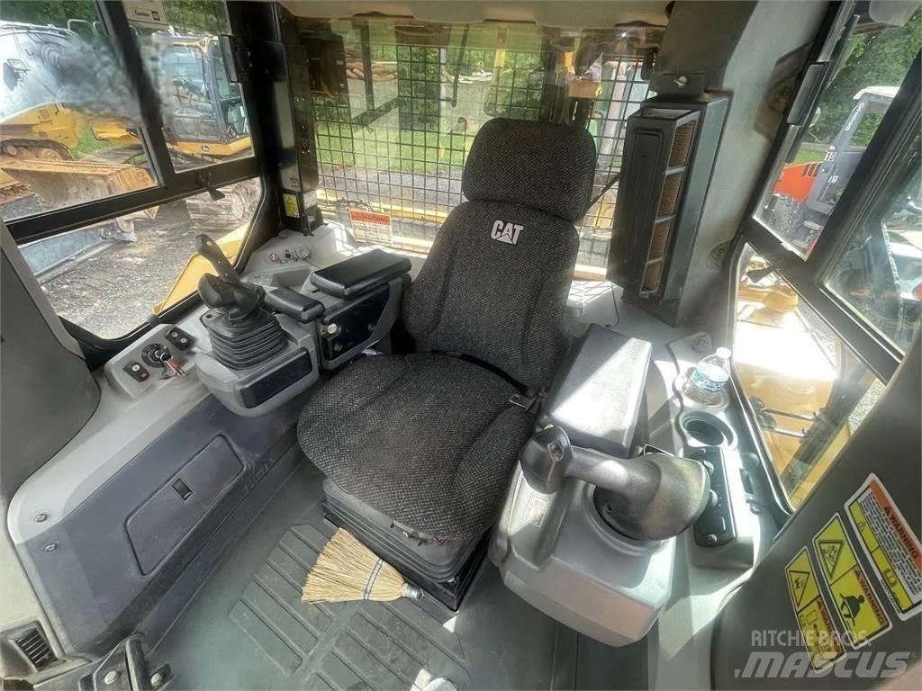 CAT D7E Верижни булдозери
