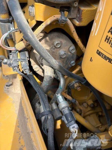 CAT D8T Верижни булдозери

