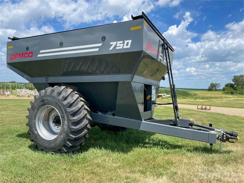Demco 750 Ремаркета за зърно / силаж
