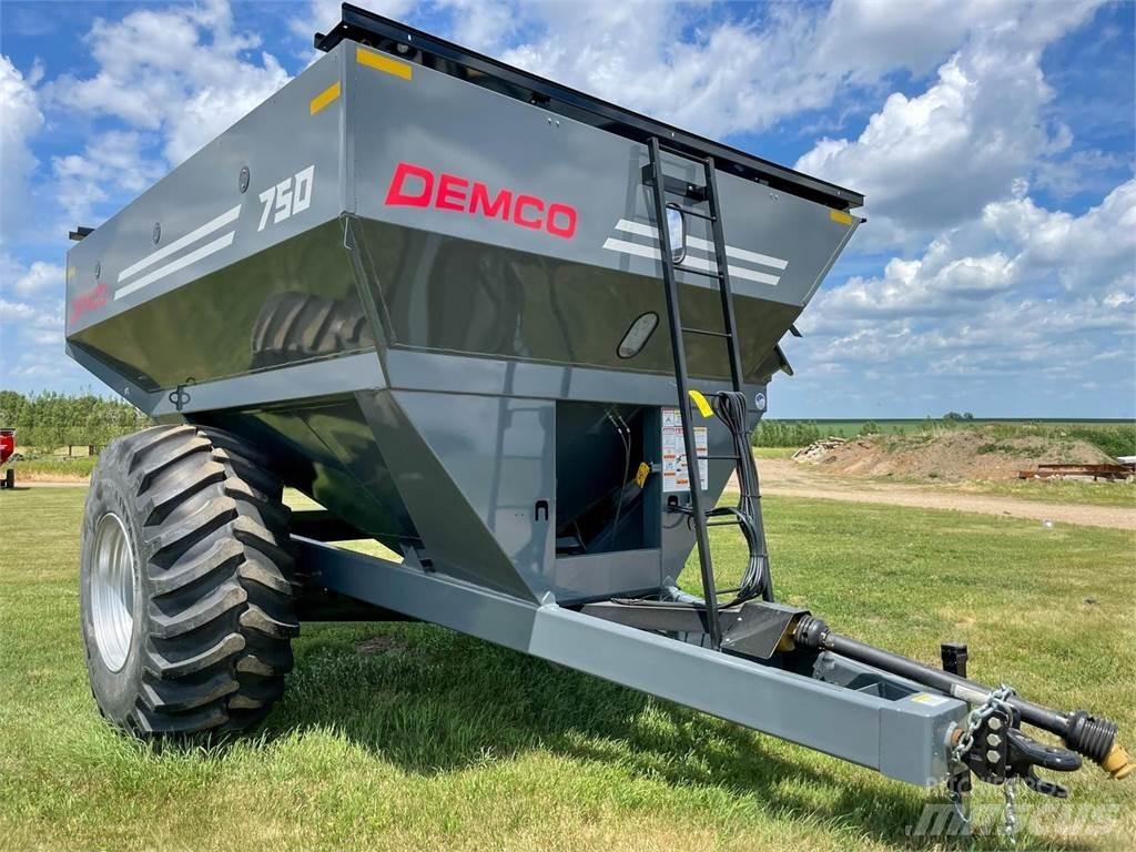 Demco 750 Ремаркета за зърно / силаж
