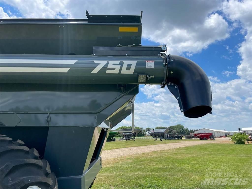 Demco 750 Ремаркета за зърно / силаж
