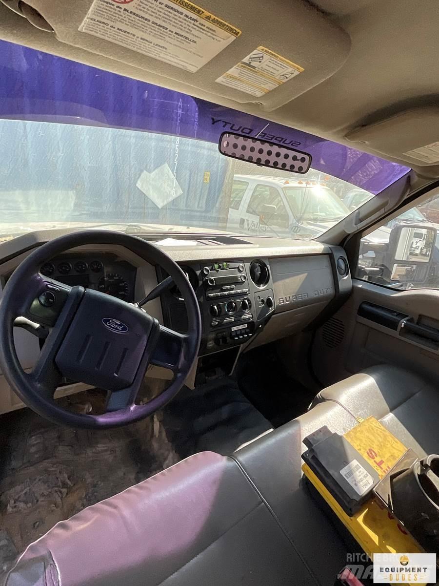 Ford F-550 Общински/универсални превозни средства
