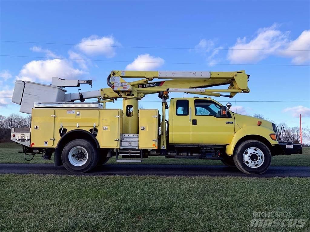 Ford F-750 Моторизирани платформи с талига