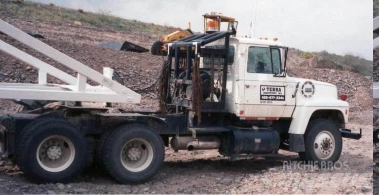 Ford LT9000 Бордови камион / автолебедка