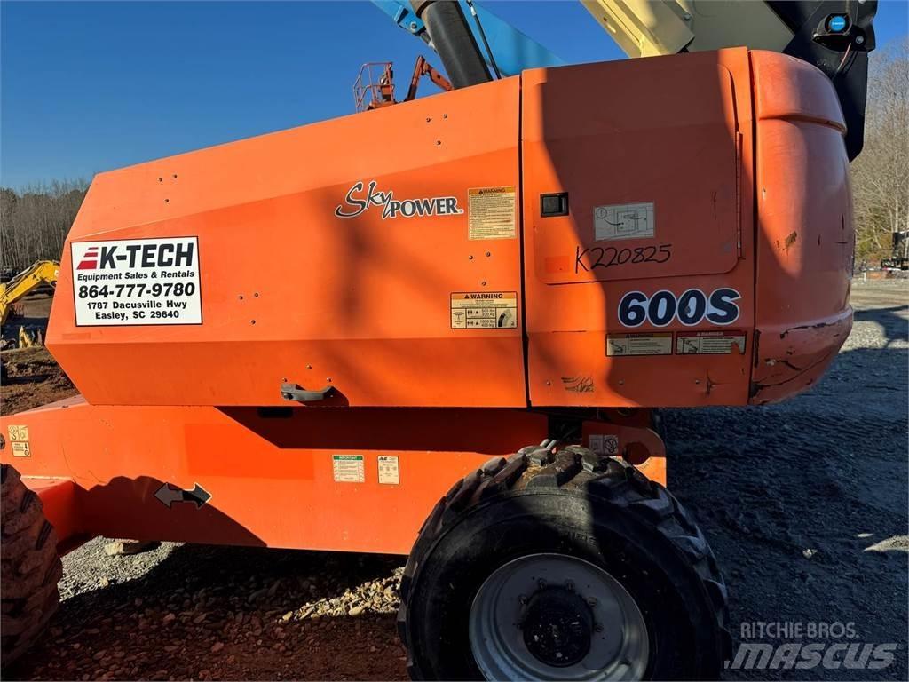 JLG 600S Телескопични повдигачи
