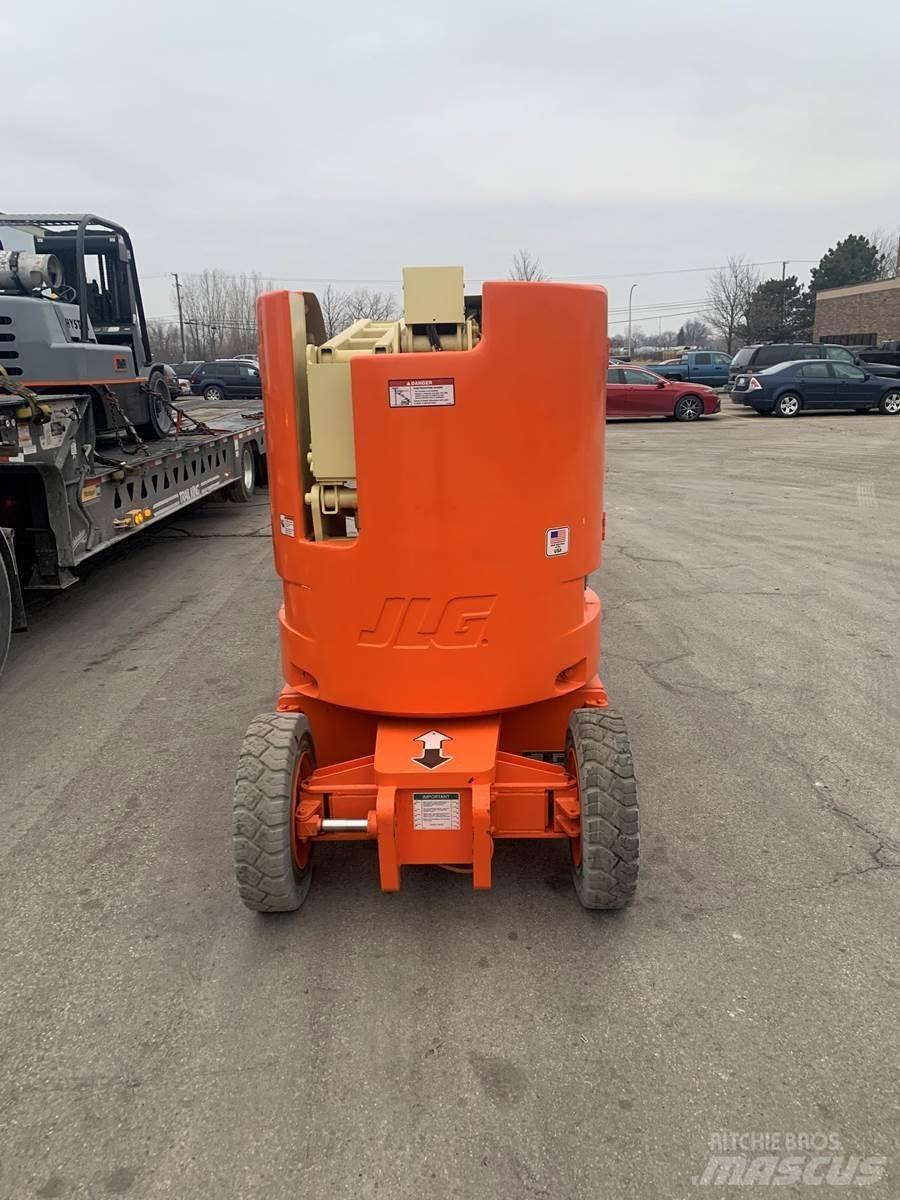 JLG E300AJ Вертикални мачтови повдигачи
