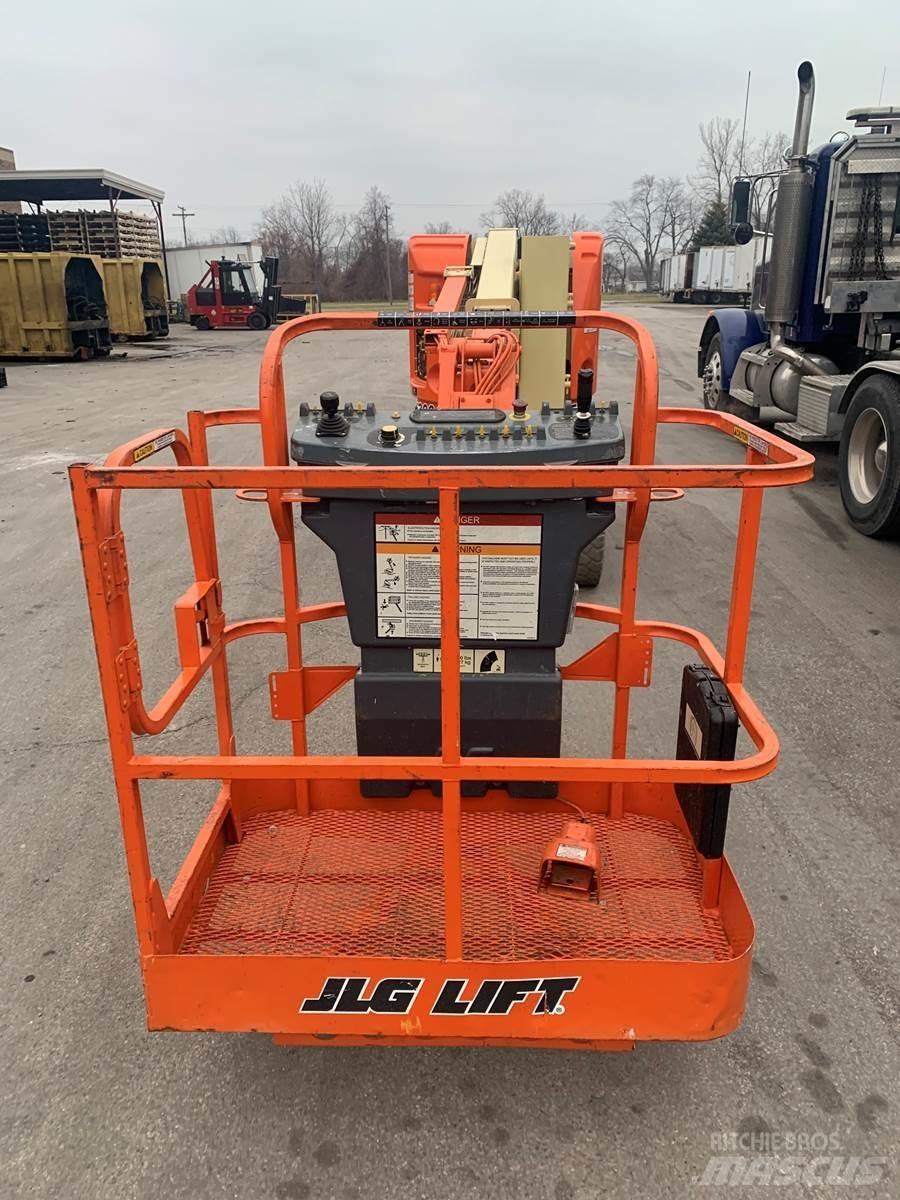 JLG E300AJ Вертикални мачтови повдигачи
