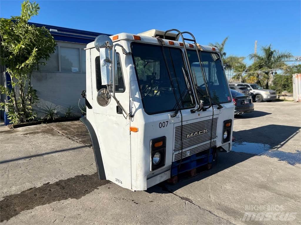 Mack LE613 Транспорт - Други
