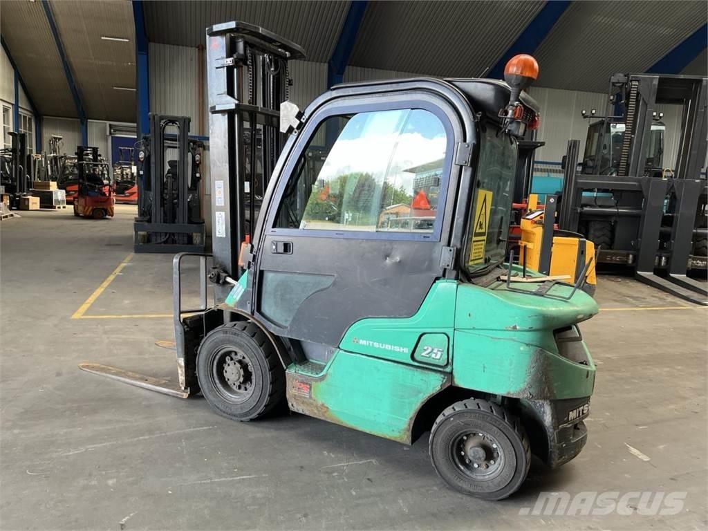 Mitsubishi FD25N Дизелови камиони