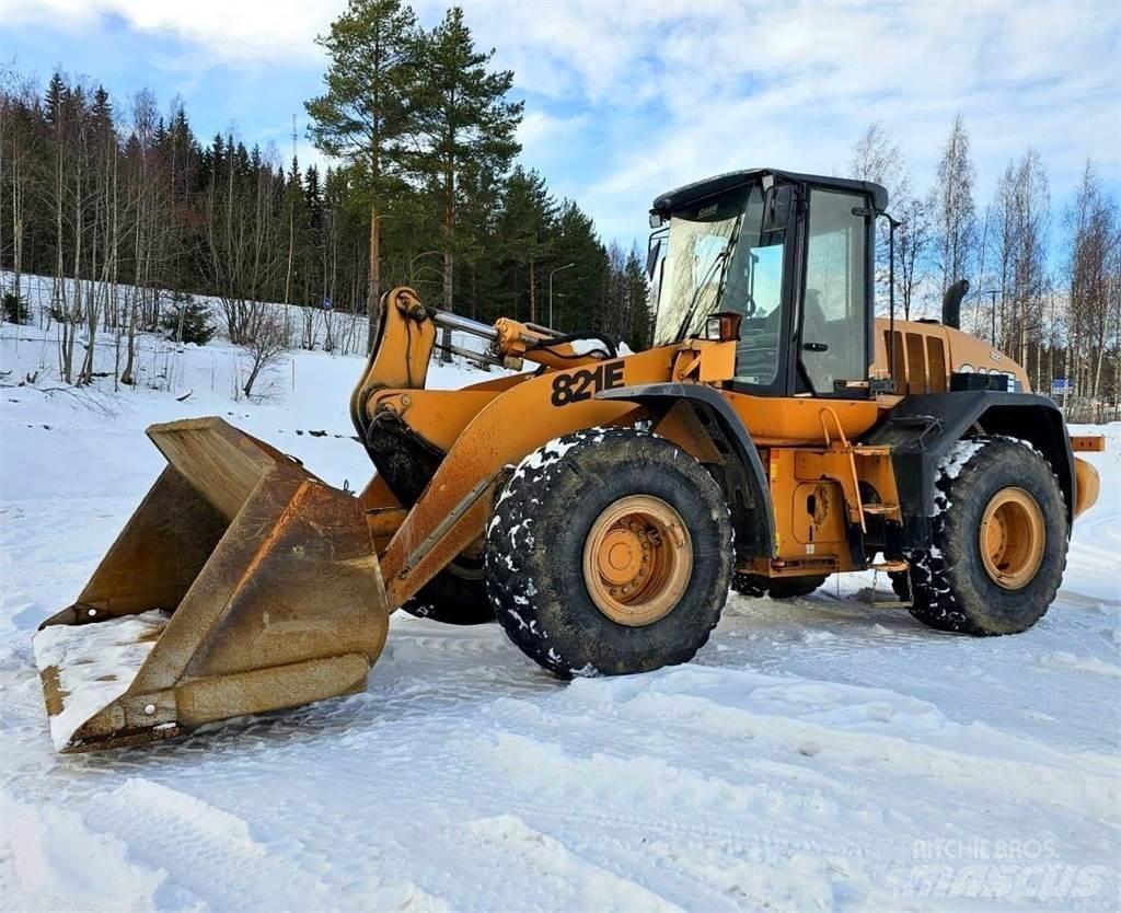CASE 821E Колесни товарачи