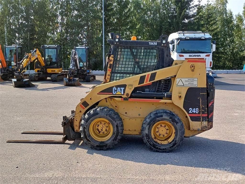 CAT 246 Мини товарачи
