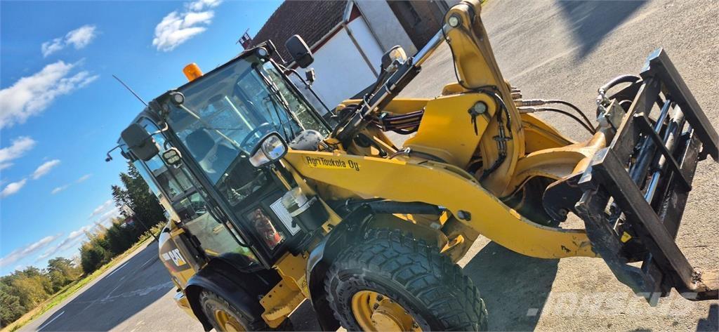 CAT 906M Колесни товарачи