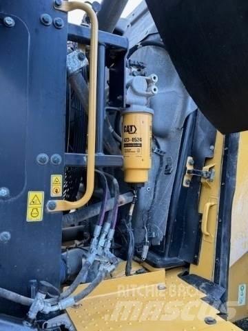 CAT 982M Колесни товарачи