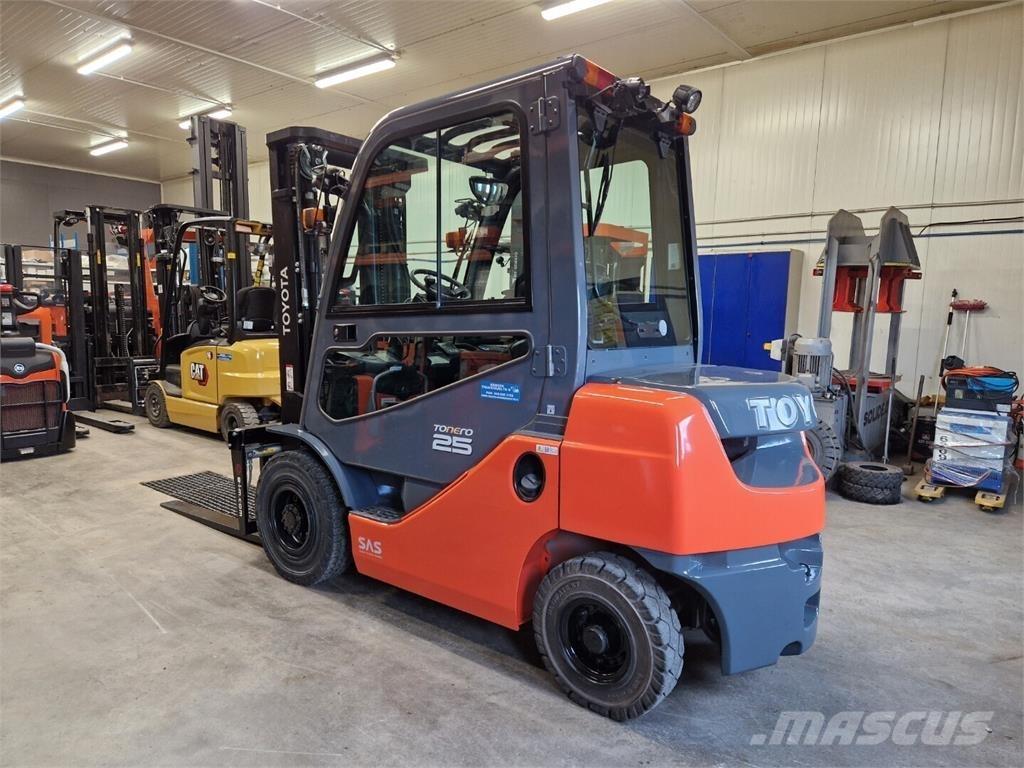 Toyota 02-8FDF25 Дизелови камиони