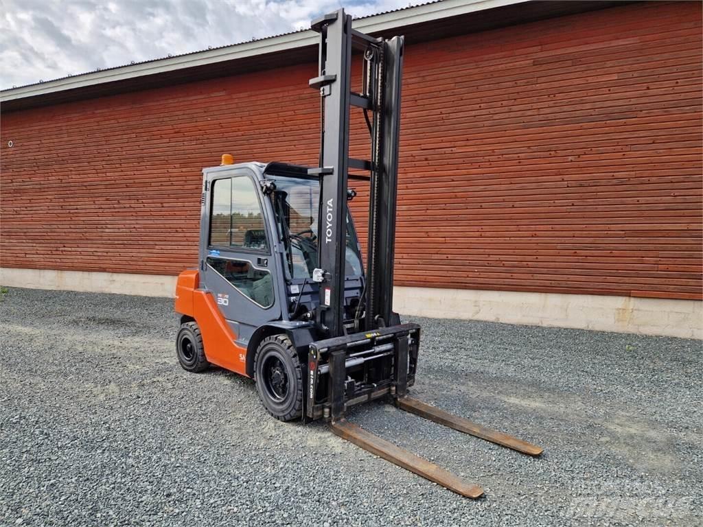 Toyota 02-8FDF30 Дизелови камиони
