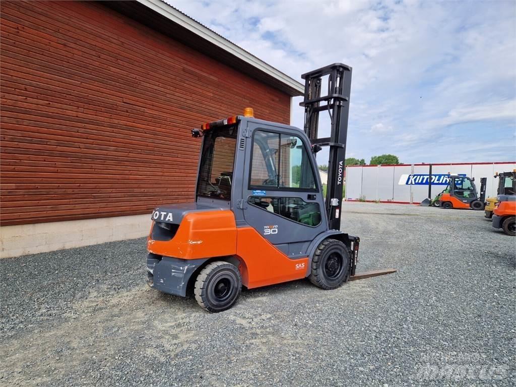 Toyota 02-8FDF30 Дизелови камиони