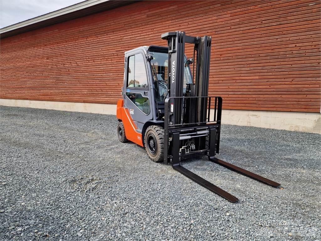 Toyota 02-8FGF25 Камиони с АГУ