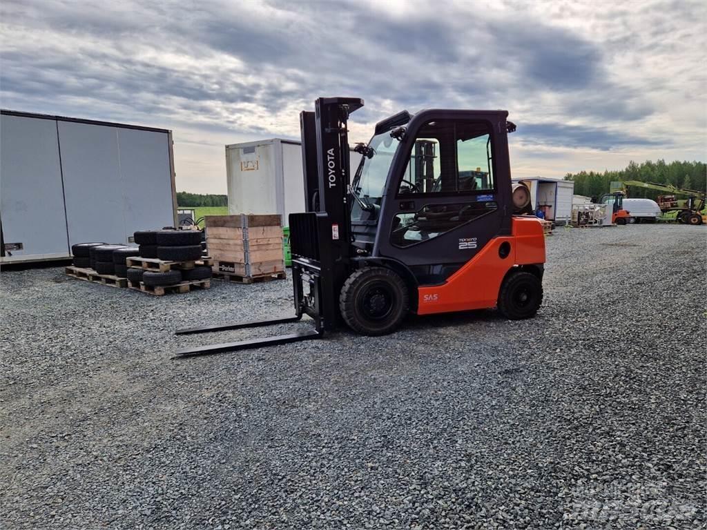 Toyota 02-8FGF25 Камиони с АГУ
