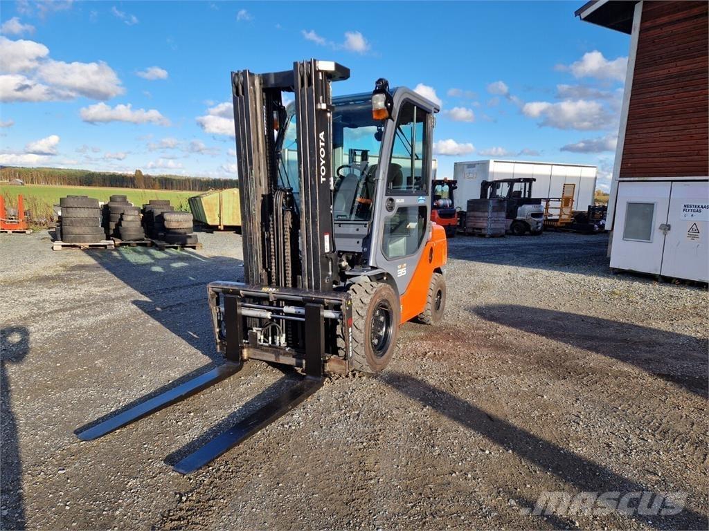 Toyota 02-8FGJF35 Камиони с АГУ