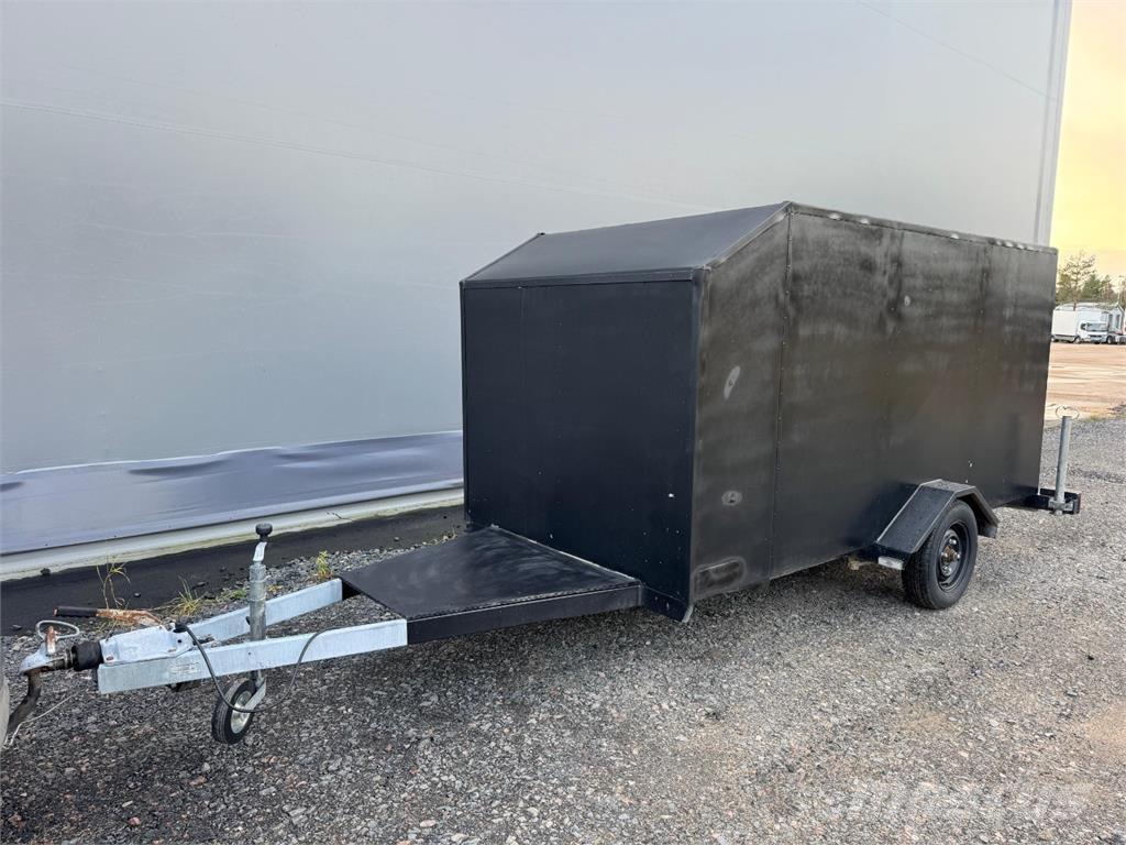  Umpiperäkärry Леки ремаркета
