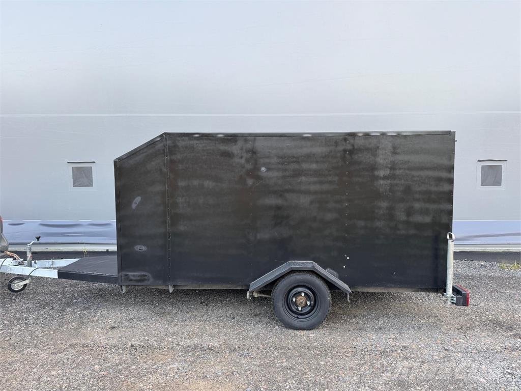  Umpiperäkärry Леки ремаркета
