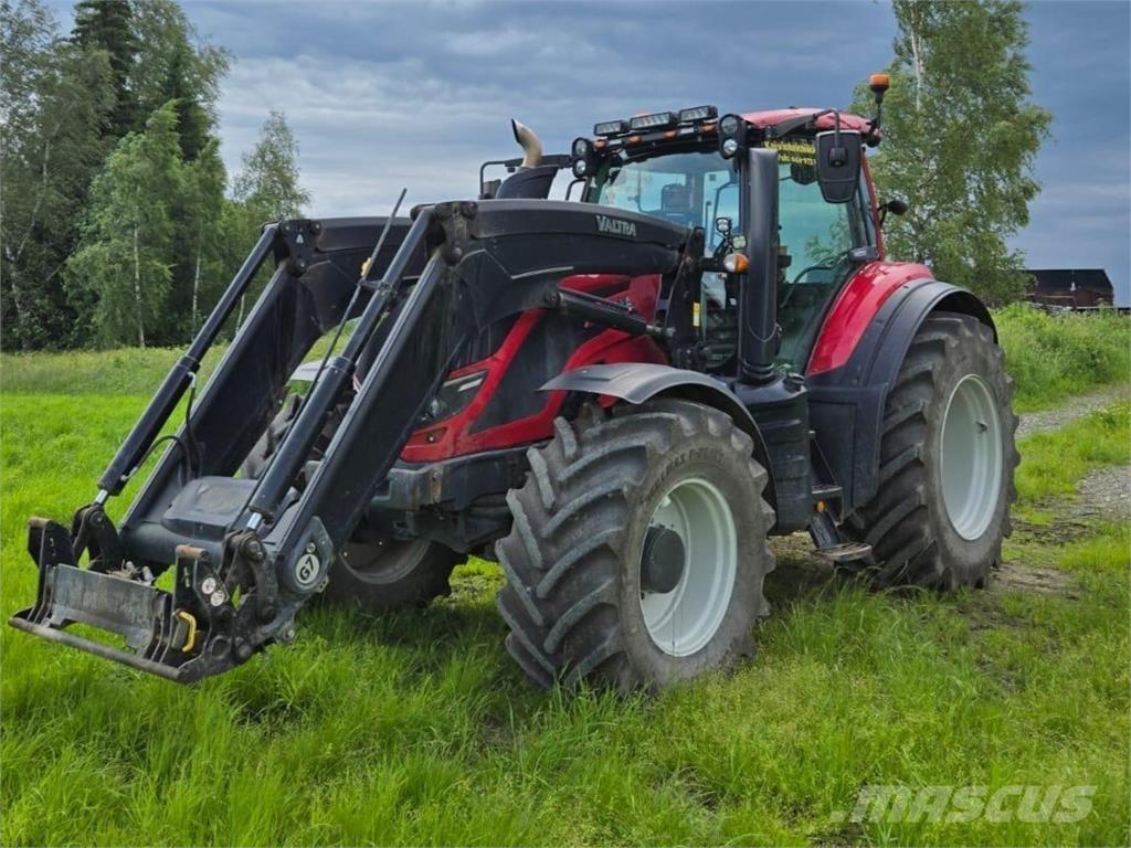 Valtra T144 Versu Трактори