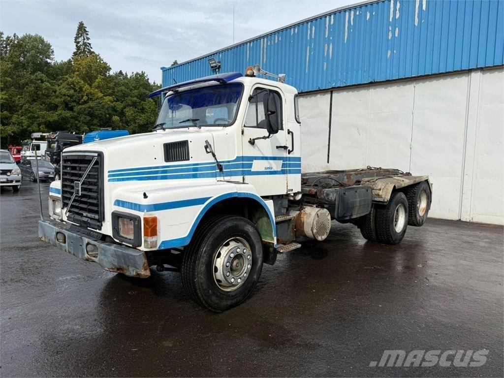 Volvo N10 6x2 Камиони с кран с кука
