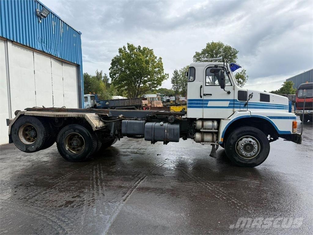 Volvo N10 6x2 Камиони с кран с кука