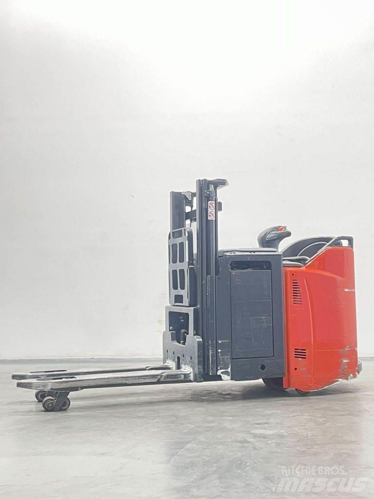 Linde D12HPSP-133 Колички високоповдигачи с теглич