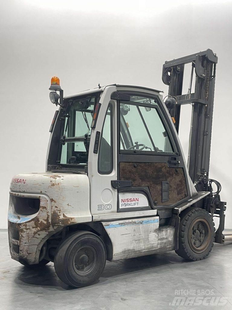 Nissan YG1D2A300 Дизелови камиони