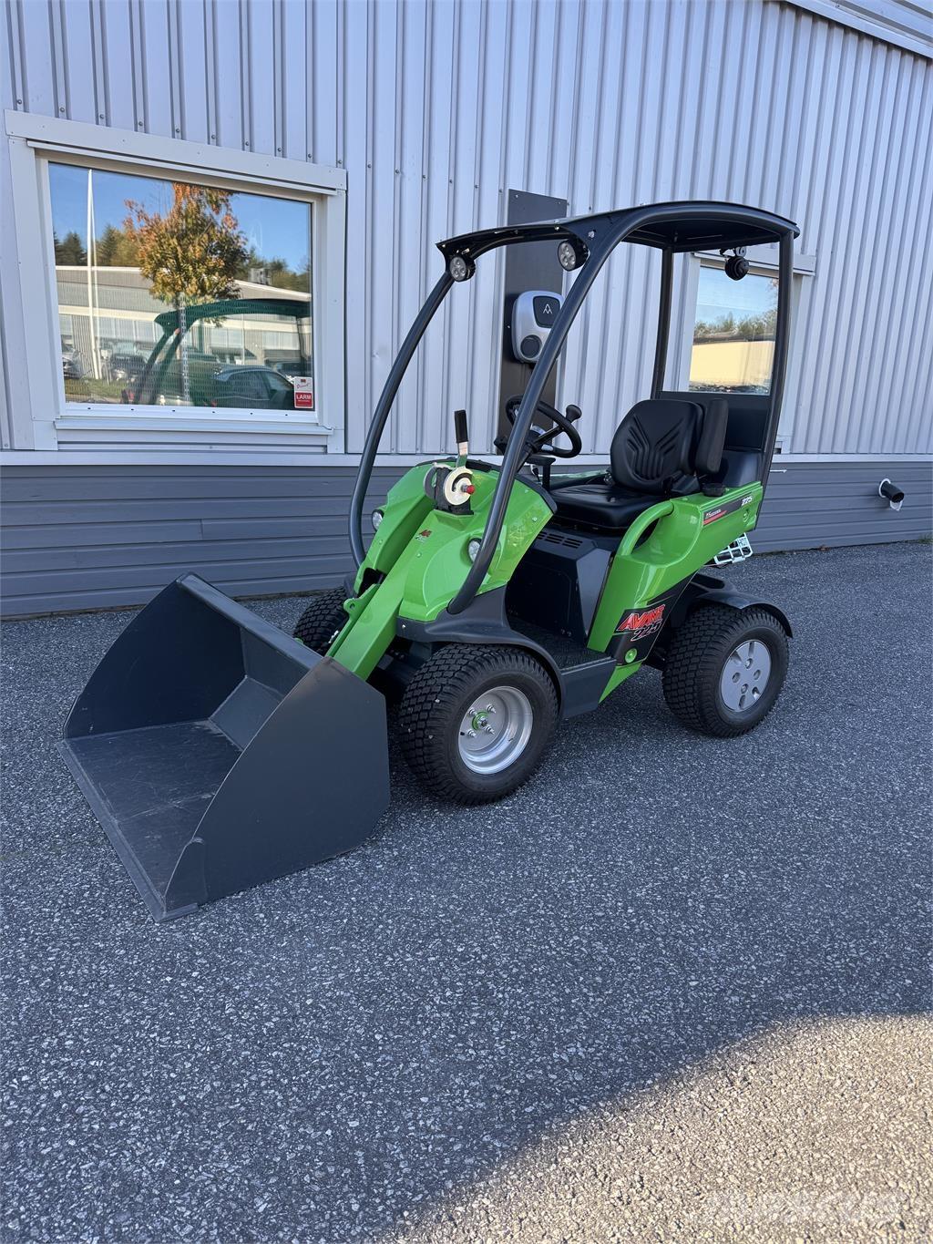 Avant 225 med skopa Мини товарачи
